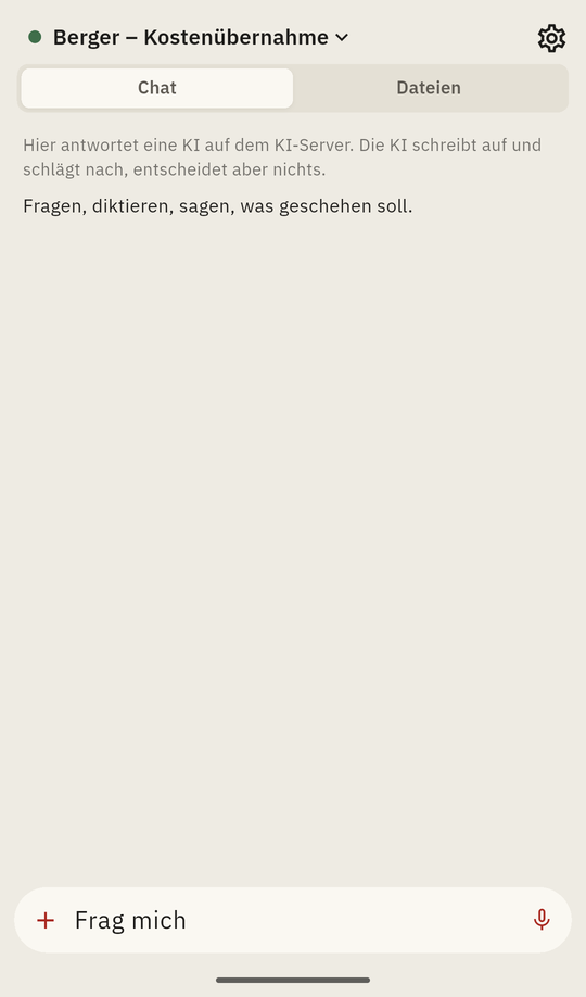 Der Chat der App im Thema »Berger – Kostenübernahme«, noch ohne Unterlagen; unten das Eingabefeld »Frag mich«. Erfundene Daten.